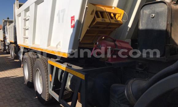 Acheter Occasion Utilitaire Mercedes–Benz Tipper Blanc à Zambèze, Nord-Ouest Acheter Occasion Utilitaire Mercedes–Benz Tipper Blanc à Zambèze, Nord-Ouest