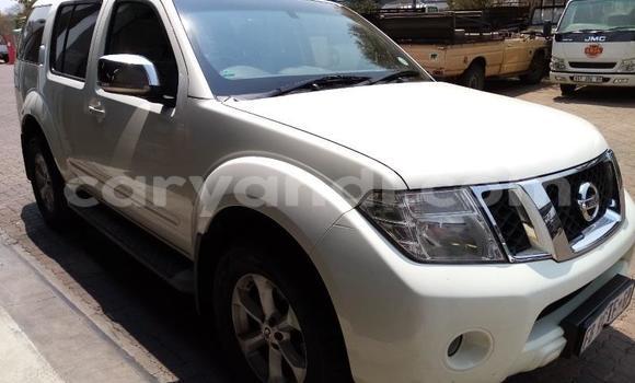 Buy Used Nissan Pathfinder White Car in Lusaka in Zambia