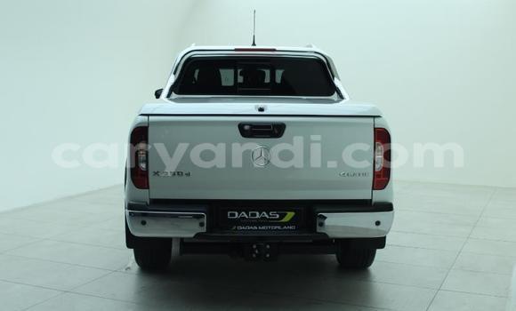 Tenga Tsaru Mercedes‒Benz 190 (W201) Chena Mota in Chingola in Zambia Tenga Tsaru Mercedes‒Benz 190 (W201) Chena Mota in Chingola in Zambia