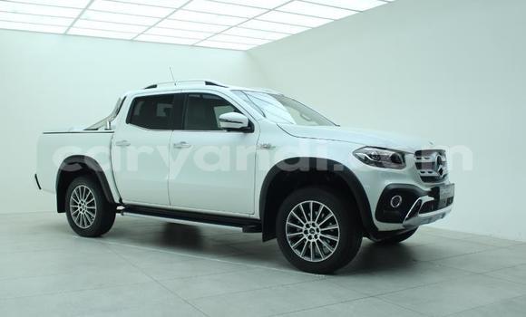 Tenga Tsaru Mercedes‒Benz 190 (W201) Chena Mota in Chingola in Zambia Tenga Tsaru Mercedes‒Benz 190 (W201) Chena Mota in Chingola in Zambia