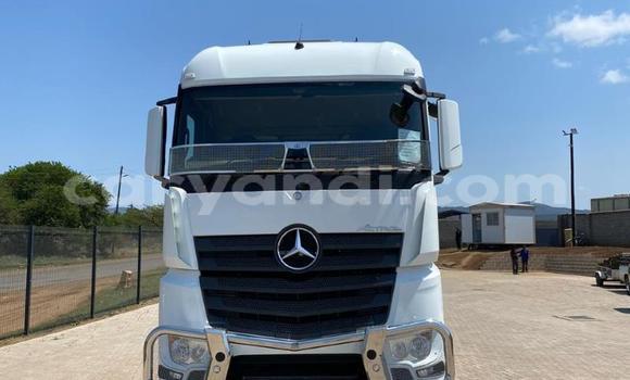 Acheter Occasion Utilitaire Mercedes–Benz 2644 Blanc à Mazabuka, Du sud Acheter Occasion Utilitaire Mercedes–Benz 2644 Blanc à Mazabuka, Du sud