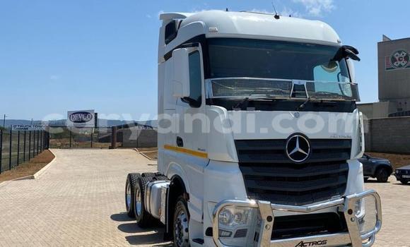 Acheter Occasion Utilitaire Mercedes–Benz 2644 Blanc à Mazabuka, Du sud Acheter Occasion Utilitaire Mercedes–Benz 2644 Blanc à Mazabuka, Du sud