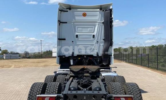 Acheter Occasion Utilitaire Mercedes–Benz 2644 Blanc à Mazabuka, Du sud Acheter Occasion Utilitaire Mercedes–Benz 2644 Blanc à Mazabuka, Du sud