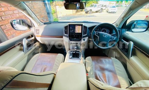 Acheter Occasion Voiture Toyota Prado Blanc à Livingstone, Zambie Acheter Occasion Voiture Toyota Prado Blanc à Livingstone, Zambie