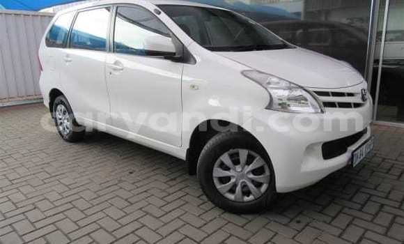 Acheter Occasion Voiture Toyota Avanza Blanc à Livingstone, Zambie