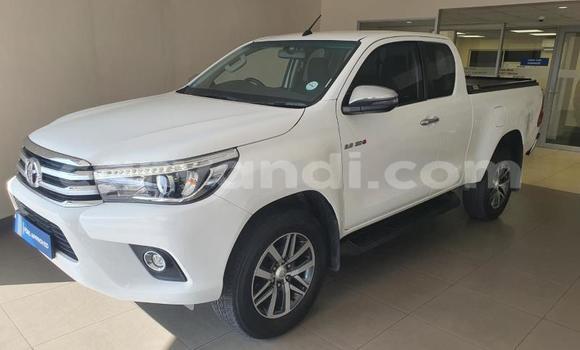 Buy Used Toyota Hilux White Car in Itezhi–Tezhi in Southern Buy Used Toyota Hilux White Car in Itezhi–Tezhi in Southern