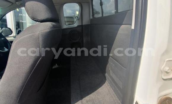 Buy Used Toyota Hilux White Car in Itezhi–Tezhi in Southern Buy Used Toyota Hilux White Car in Itezhi–Tezhi in Southern