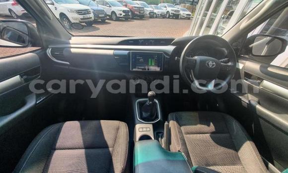 Buy Used Toyota Hilux White Car in Itezhi–Tezhi in Southern Buy Used Toyota Hilux White Car in Itezhi–Tezhi in Southern