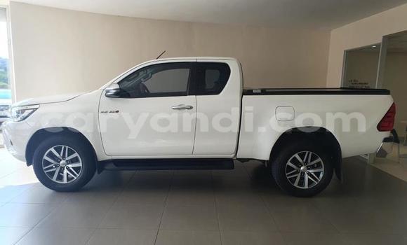 Buy Used Toyota Hilux White Car in Itezhi–Tezhi in Southern Buy Used Toyota Hilux White Car in Itezhi–Tezhi in Southern