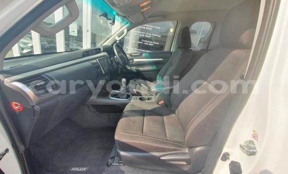 Buy Used Toyota Hilux White Car in Itezhi–Tezhi in Southern Buy Used Toyota Hilux White Car in Itezhi–Tezhi in Southern