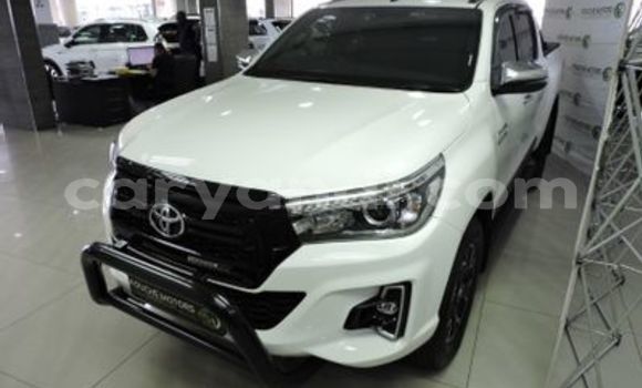 Buy Used Toyota Hilux White Car in Kabwe in Zambia