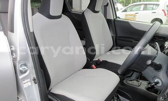Acheter Import Voiture Toyota Vitz Gris à Lusaka, Zambie Acheter Import Voiture Toyota Vitz Gris à Lusaka, Zambie