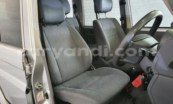 Nunua Ilio tumika Toyota Land Cruiser Fedha Gari ndani ya Chipata nchini Zambia Nunua Ilio tumika Toyota Land Cruiser Fedha Gari ndani ya Chipata nchini Zambia
