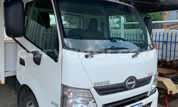 Acheter Occasion Utilitaire Hino 300 Series Blanc à Lusaka, Zambie