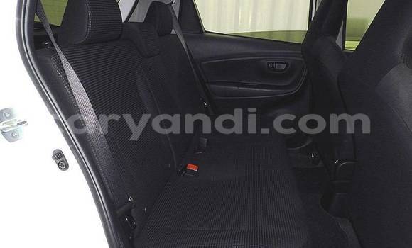 Acheter Import Voiture Toyota Vitz Blanc à Lusaka, Zambie Acheter Import Voiture Toyota Vitz Blanc à Lusaka, Zambie
