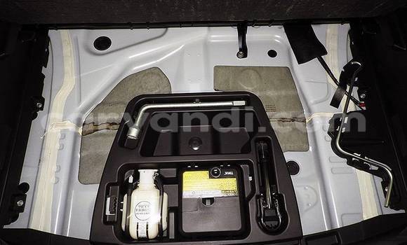 Acheter Import Voiture Toyota Vitz Blanc à Lusaka, Zambie Acheter Import Voiture Toyota Vitz Blanc à Lusaka, Zambie