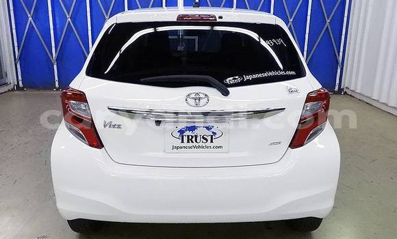 Acheter Import Voiture Toyota Vitz Blanc à Lusaka, Zambie Acheter Import Voiture Toyota Vitz Blanc à Lusaka, Zambie