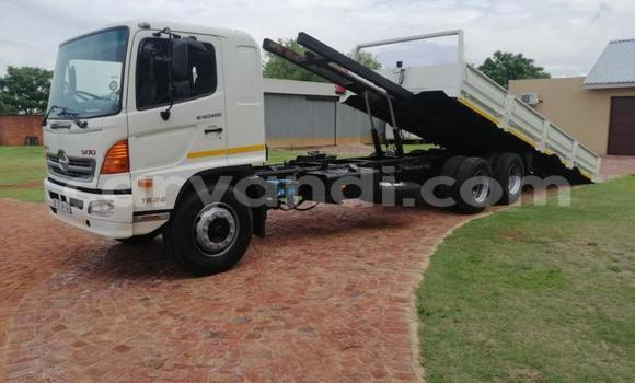 Acheter Occasion Utilitaire Hino 300 Series Blanc à Lusaka, Zambie Acheter Occasion Utilitaire Hino 300 Series Blanc à Lusaka, Zambie