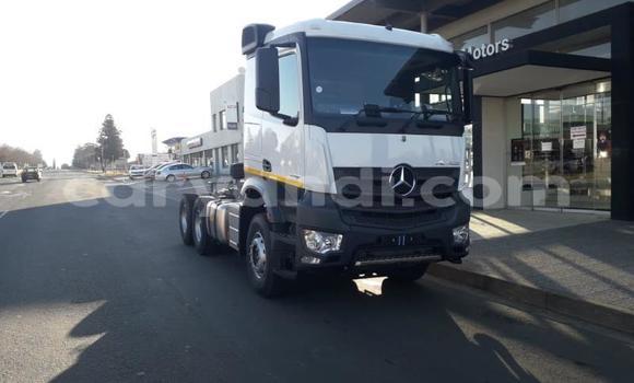 Tenga Tsaru Mercedes‒Benz 300–Series Chena Mota in Kalengwa in North-Western Tenga Tsaru Mercedes‒Benz 300–Series Chena Mota in Kalengwa in North-Western