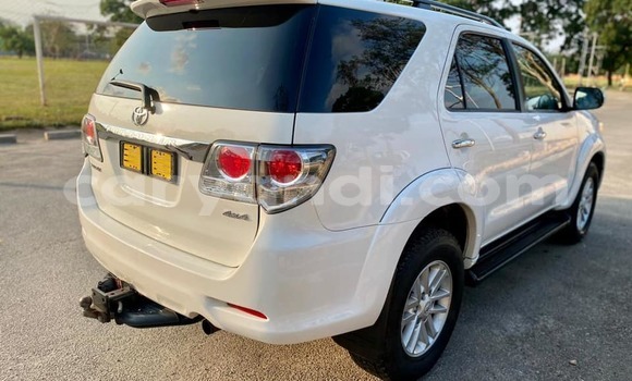 Nunua Ilio tumika Toyota Hilux Nyeupe Gari ndani ya Lusaka nchini Zambia Nunua Ilio tumika Toyota Hilux Nyeupe Gari ndani ya Lusaka nchini Zambia