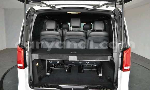 Tenga Tsaru Mercedes‒Benz V-klasse Chena Mota in Kabwe in Zambia Tenga Tsaru Mercedes‒Benz V-klasse Chena Mota in Kabwe in Zambia