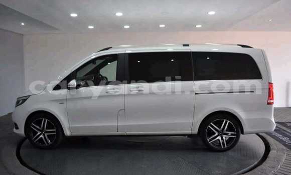 Tenga Tsaru Mercedes‒Benz V-klasse Chena Mota in Kabwe in Zambia Tenga Tsaru Mercedes‒Benz V-klasse Chena Mota in Kabwe in Zambia