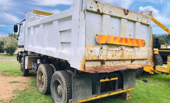 Nunua Ilio tumika Mercedes–Benz 3331 Nyeupe Lori ndani ya Chingola nchini Zambia Nunua Ilio tumika Mercedes–Benz 3331 Nyeupe Lori ndani ya Chingola nchini Zambia