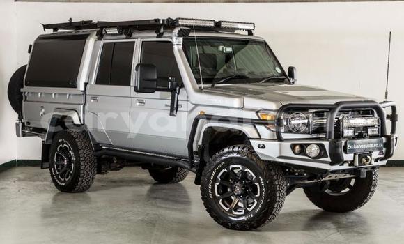 Nunua Ilio tumika Toyota Land Cruiser Fedha Gari ndani ya Katete nchini Mashariki