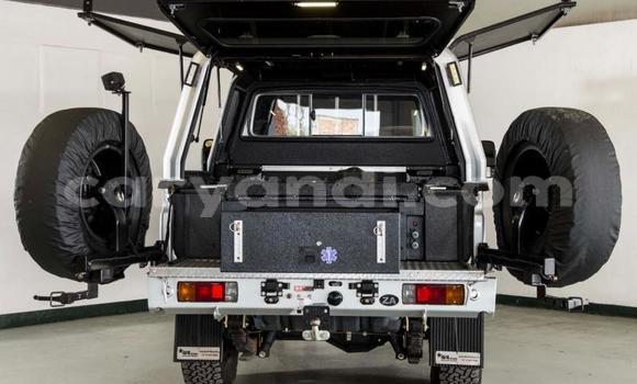 Nunua Ilio tumika Toyota Land Cruiser Fedha Gari ndani ya Katete nchini Mashariki Nunua Ilio tumika Toyota Land Cruiser Fedha Gari ndani ya Katete nchini Mashariki