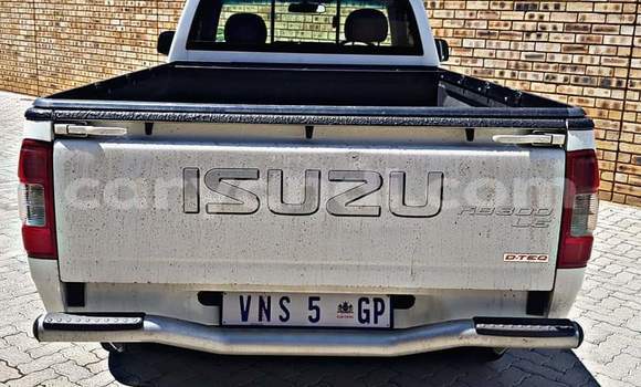 Acheter Occasion Voiture Isuzu KB Blanc à Livingstone, Zambie Acheter Occasion Voiture Isuzu KB Blanc à Livingstone, Zambie