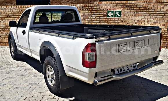 Acheter Occasion Voiture Isuzu KB Blanc à Livingstone, Zambie Acheter Occasion Voiture Isuzu KB Blanc à Livingstone, Zambie