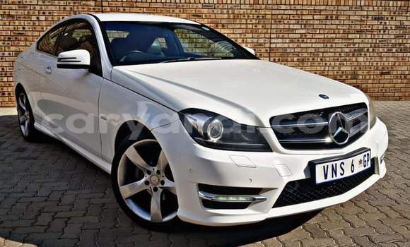 Nunua Ilio tumika Mercedes‒Benz C–Class Nyeupe Gari ndani ya Livingstone nchini Zambia