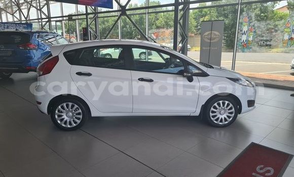 Nunua Ilio tumika Ford Fiesta Nyeupe Gari ndani ya Lusaka nchini Zambia