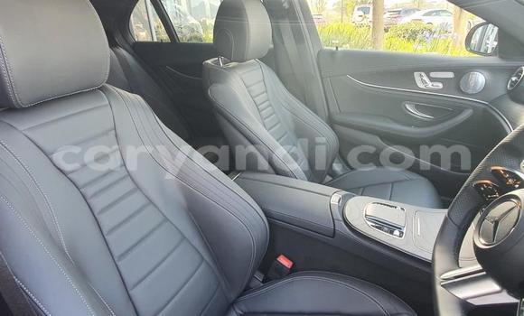 Nunua Ilio tumika Mercedes‒Benz E–Class Nyekundu Gari ndani ya Lusaka nchini Zambia Nunua Ilio tumika Mercedes‒Benz E–Class Nyekundu Gari ndani ya Lusaka nchini Zambia