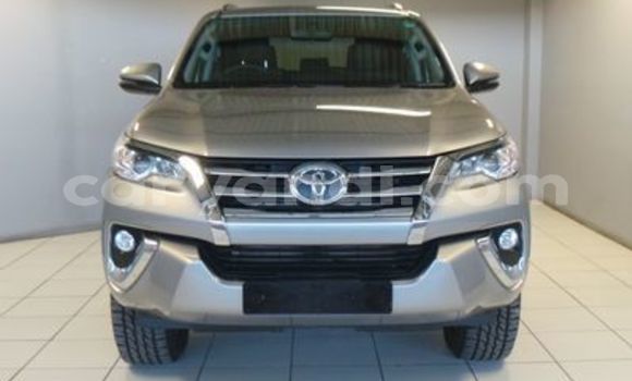 Nunua Ilio tumika Toyota Fortuner Fedha Gari ndani ya Kalengwa nchini Kaskazini-Magharibi