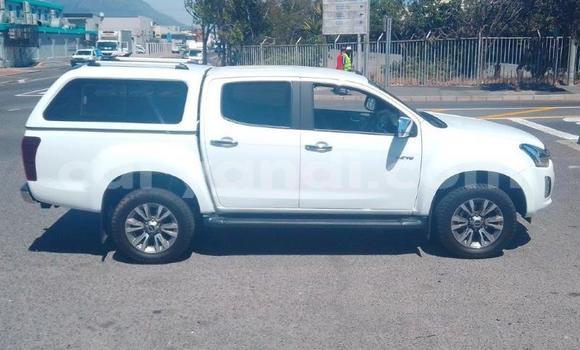 Buy Used Isuzu D–MAX White Car in Chingola in Zambia