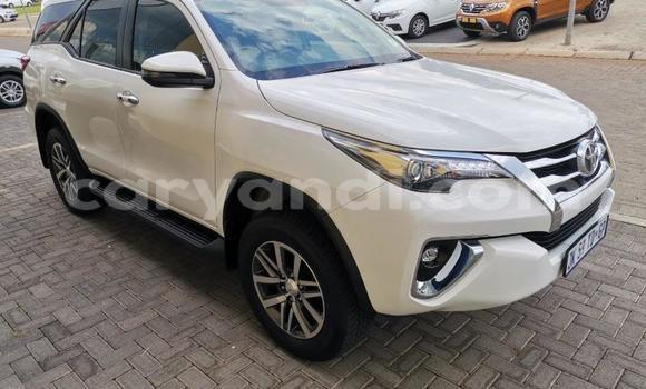 Buy Used Toyota Hilux White Car in Ndola in Zambia
