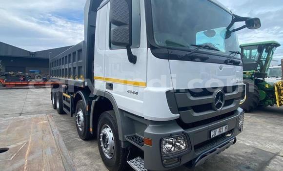 Buy Used Mercedes–Benz Truck White Truck in Lusaka in Zambia