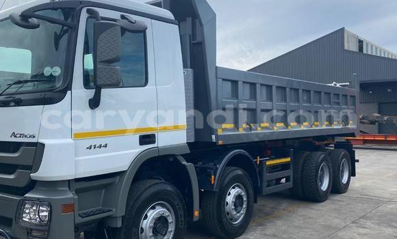 Nunua Ilio tumika Mercedes–Benz Truck Nyeupe Lori ndani ya Lusaka nchini Zambia Nunua Ilio tumika Mercedes–Benz Truck Nyeupe Lori ndani ya Lusaka nchini Zambia
