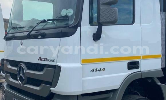 Nunua Ilio tumika Mercedes–Benz Truck Nyeupe Lori ndani ya Lusaka nchini Zambia Nunua Ilio tumika Mercedes–Benz Truck Nyeupe Lori ndani ya Lusaka nchini Zambia
