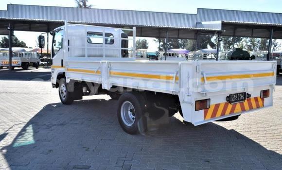 Nunua Ilio tumika Isuzu FTR 850 Nyeupe Lori ndani ya Chama nchini Kusini Nunua Ilio tumika Isuzu FTR 850 Nyeupe Lori ndani ya Chama nchini Kusini