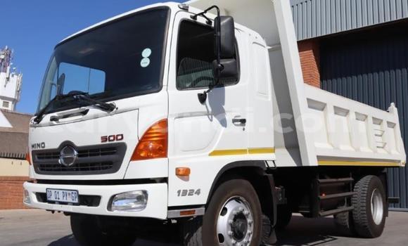 Acheter Occasion Utilitaire Hino 300 Series Blanc à Livingstone, Zambie