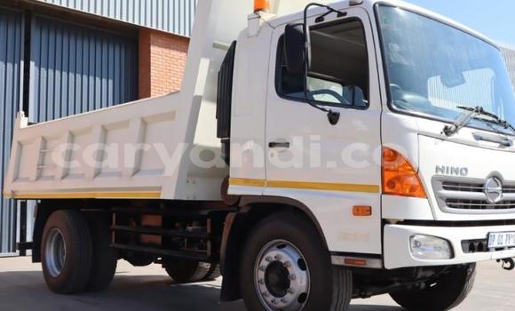 Acheter Occasion Utilitaire Hino 300 Series Blanc à Livingstone, Zambie Acheter Occasion Utilitaire Hino 300 Series Blanc à Livingstone, Zambie