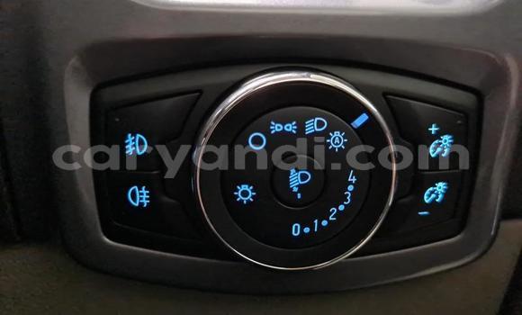 Acheter Occasion Voiture Ford Tourneo Custom Blanc à Livingstone, Zambie Acheter Occasion Voiture Ford Tourneo Custom Blanc à Livingstone, Zambie