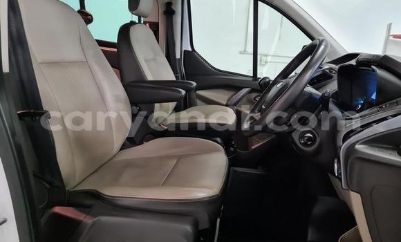 Acheter Occasion Voiture Ford Tourneo Custom Blanc à Livingstone, Zambie Acheter Occasion Voiture Ford Tourneo Custom Blanc à Livingstone, Zambie