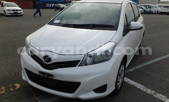 Acheter Import Voiture Toyota Vitz Blanc à Lusaka, Zambie Acheter Import Voiture Toyota Vitz Blanc à Lusaka, Zambie