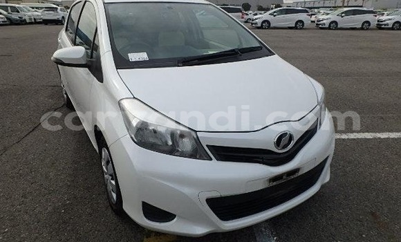 Acheter Import Voiture Toyota Vitz Blanc à Lusaka, Zambie Acheter Import Voiture Toyota Vitz Blanc à Lusaka, Zambie