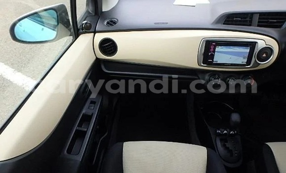 Acheter Import Voiture Toyota Vitz Blanc à Lusaka, Zambie Acheter Import Voiture Toyota Vitz Blanc à Lusaka, Zambie