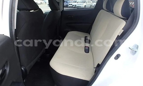 Acheter Import Voiture Toyota Vitz Blanc à Lusaka, Zambie Acheter Import Voiture Toyota Vitz Blanc à Lusaka, Zambie