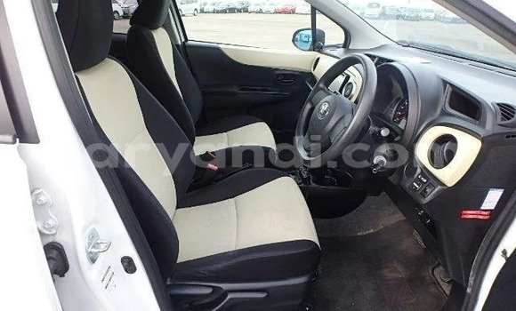Acheter Import Voiture Toyota Vitz Blanc à Lusaka, Zambie Acheter Import Voiture Toyota Vitz Blanc à Lusaka, Zambie